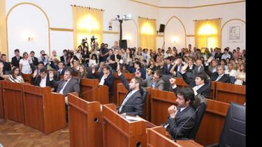 MANOS ARRIBA. Primera votación de un Concejo Deliberante más heterogéneo..