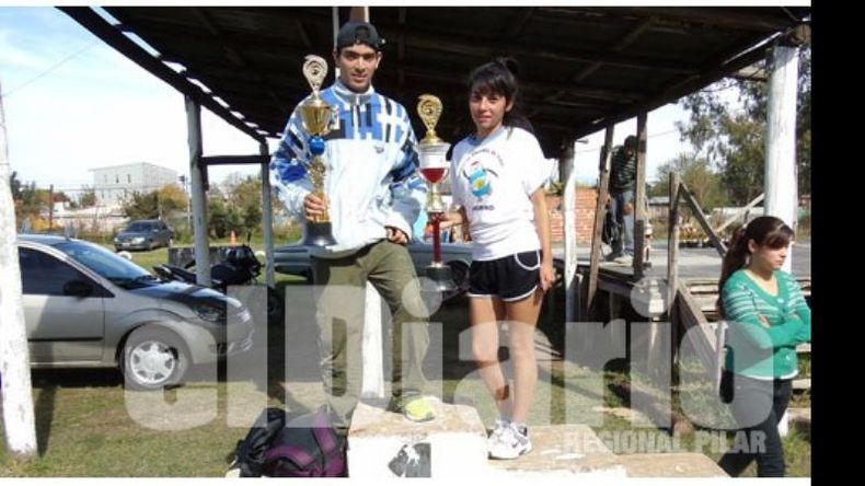 Ezequiel López y Rebeca Zamora, los ganadores de los 8.000 metros en Presidente Derqui..