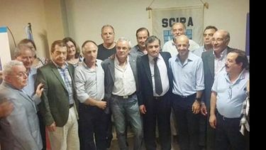 FOTO DE FAMILIA. Las autoridades de SCIPA, con Ducoté en el brindis..