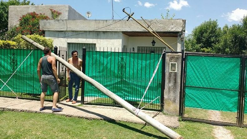 PELIGRO. La caída del poste dejó los cables colgando..