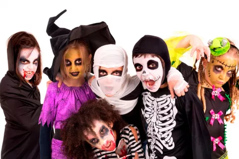 Los niños se disfrazan y visitan casas pidiendo algo. (webconsultas.com).