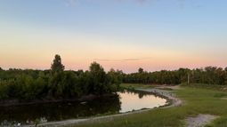 La playita de El Petrel convoca a numerosos pescadores, grupos de amigos y familias los fines de semanas. La playita de El Petrel convoca a numerosos pescadores, grupos de amigos y familias los fines de semanas.