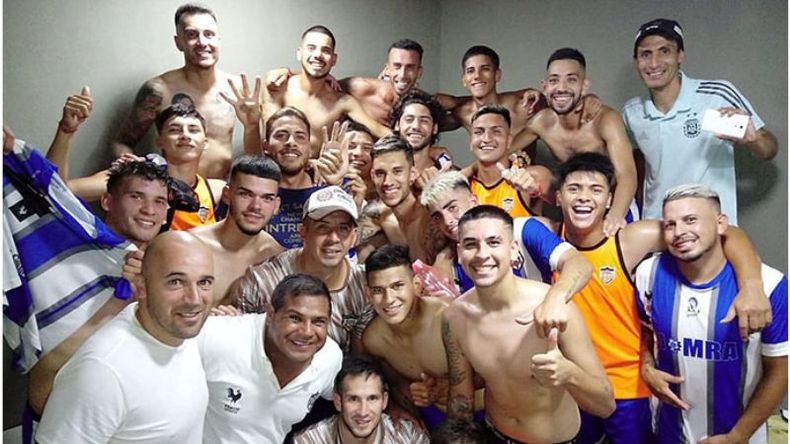 CAMPEÓN. Deportivo Metalúrgico festejando el título del Torneo de Verano 20/21..