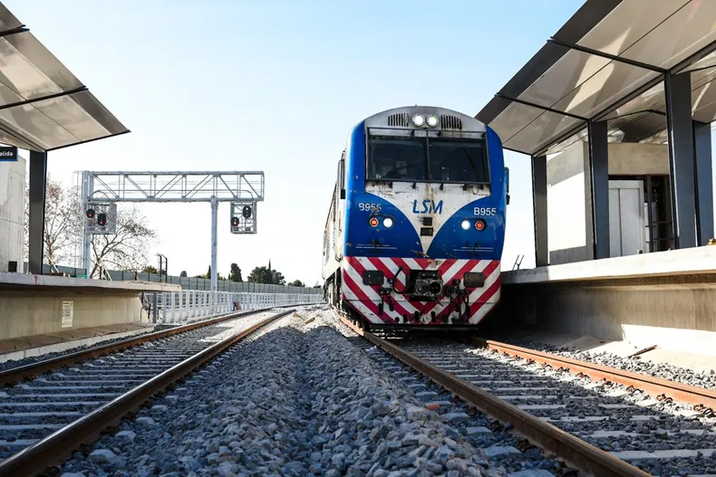 El sindicato que nuclea a los maquinistas de trenes anunció la medida de fuerza con un duro comunicado en el que cuestionan la perdida salarial.