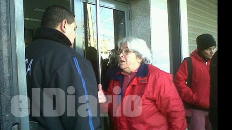 Una usuaria discute con el personal de seguridad en la puerta de Edenor..