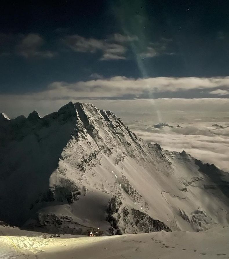 La cima del Monte Everest, retratada por Tomás Ceppi.&nbsp;