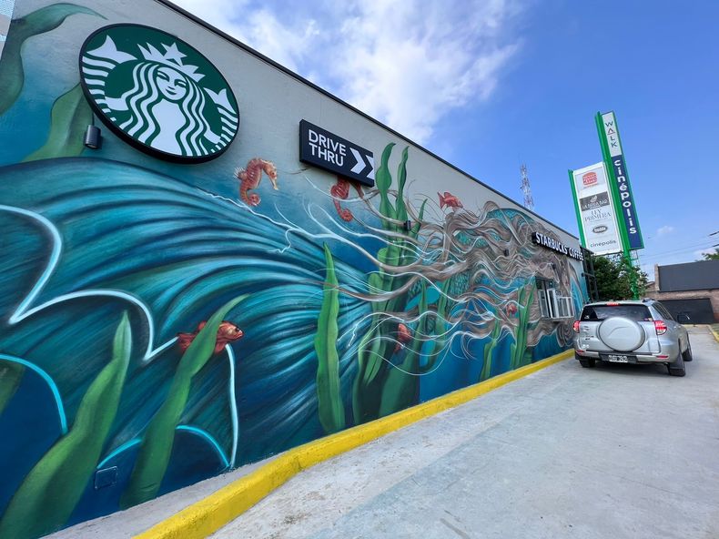 Starbucks abrió la primera sucursal de Pilar con retiro desde el auto en el complejo Pilar Walk.&nbsp;