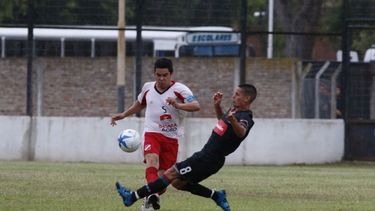 Páez lucha en la mitad de la cancha. A Sportivo le pesó el debut. .