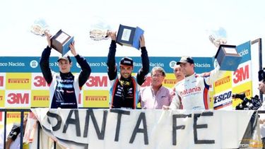 ILUSIÓN. Azar sueña con el título; en el podio de Paraná con Altuna y Risatti..