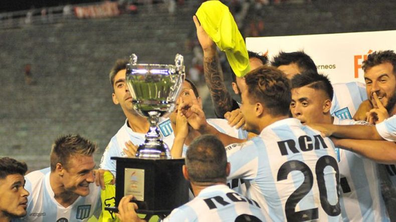 CAMPEÓN. Díaz, se asoma detrás de la Copa, una costumbre en el clásico..