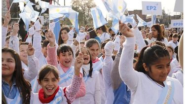 ORGULLO. Los alumnos hacen flamear sus banderas en alto..