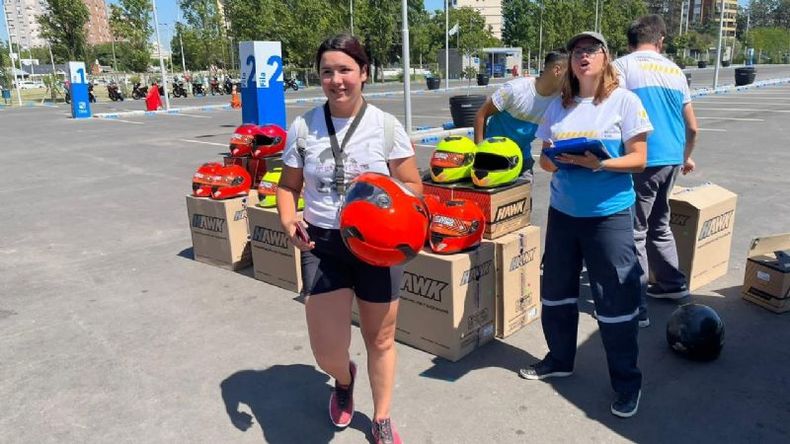 CAPACITACIÓN. Cada participante recibió un casco homologado. .