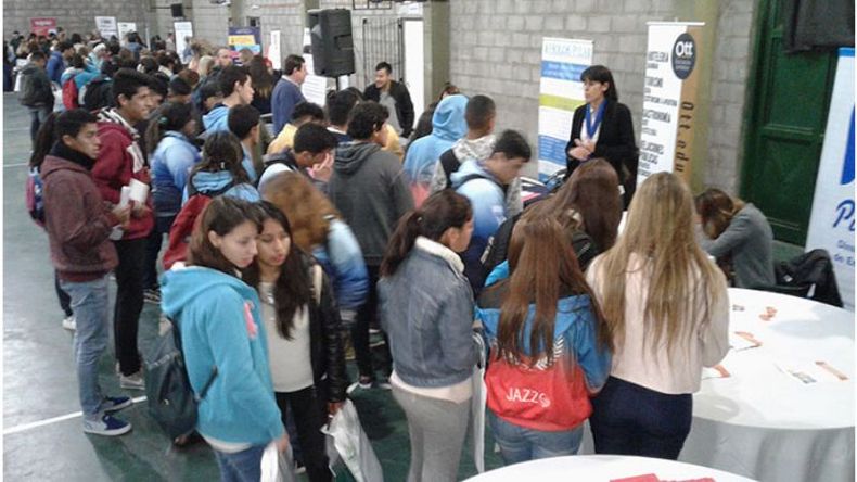 OFERTA. Una amplia concurrencia recorrió con interés los estands. .