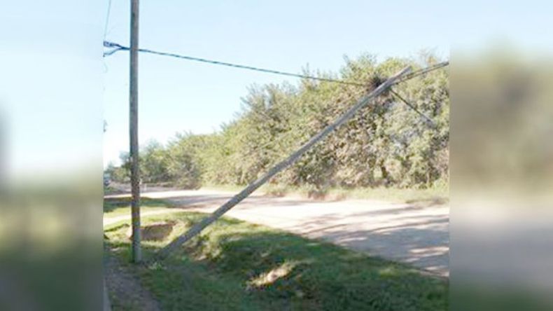 En la calle Frondizi al fondo del Parque Industrial todavía hay postes caídos y cables con corriente al alcance de los peatones. Carlos..
