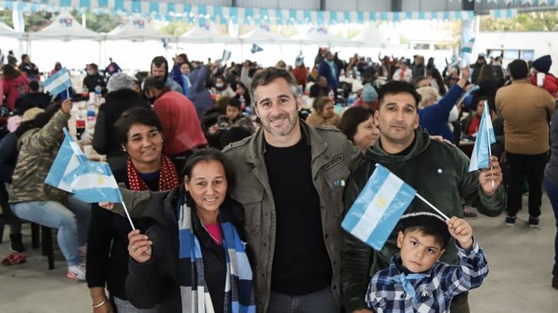 BANDERITAS. Achával celebró el 25 de mayo junto a los vecinos. .