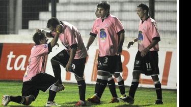 (Heva). Marcos lustra el botín de Ruiz, que acaba de meter el gol del triunfo. Fénix cerró el año entre los punteros de la B..