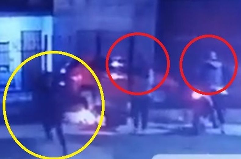 El policía (círculo amarillo) abordado por los dos motochorros (en rojo).