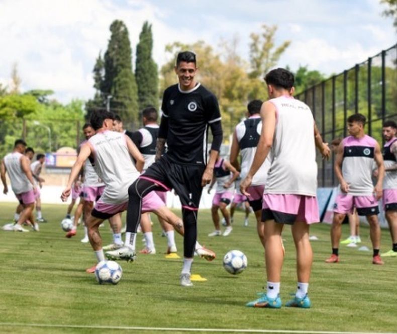 PELOTA. Perafán la cuida bajo la suela. Real entrenó en el estadio.
