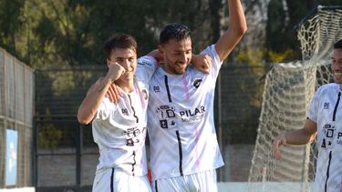 PUÑOS CERRADOS. Brian Martin festeja su gol con Eloy Rodríguez, al costado se suma Mathías Crocco.