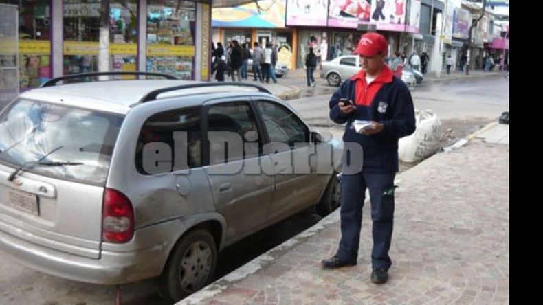 Debut. El trabajo de uno de los controladores sobre la calle Rivadavia..