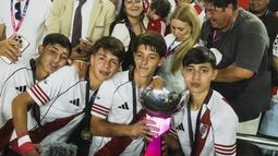 Joaquín Amor sosteniendo la Messi Cup.