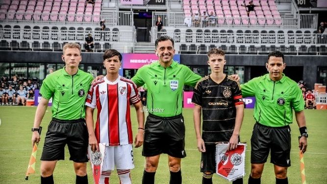 “Giorgi” Sosa posa con los árbitros y el capitán de Ajax.