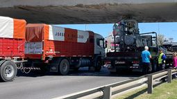 El camión quedó atascado en Panamericana y el puente de la calle Argerich.
