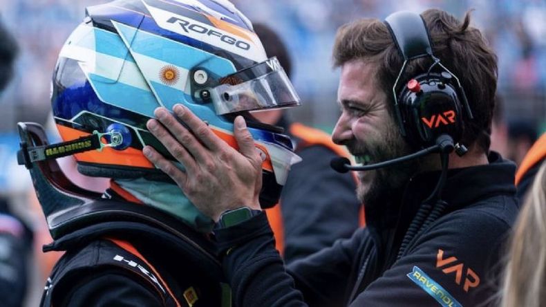 Colapinto recibe la felicitación de su equipo (foto Corazón de F1)..