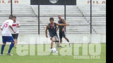 Marcos domina la pelota. Fénix tuvo la iniciativa en el amistoso..