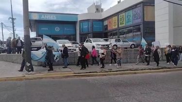 protesta de jubilados en las puertas de anses