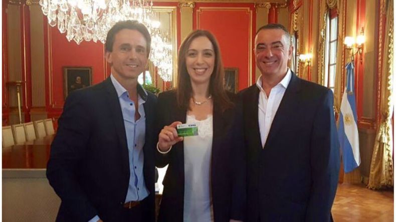 CARNET. Como directivo de IOMA, Neuspiller le entregó su certificado de afiliación a Vidal..