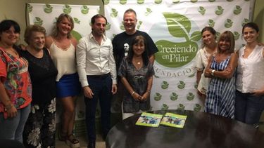 RENOVACIÓN. La Fundación Creciendo en Pilar cambió sus autoridades esta semana. De ahora en más será presidida por Elsa Burcheri, Hernán Barletta será su secretario mientras que Darío Finkelstein quedará a cargo de la tesorería. En la foto, todos los integrantes de la Comisión Directiva..
