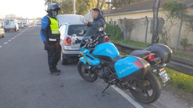 Un día en la #Panamericana. Celular, chapa patente, VTV, carril indebido... la @InfoSegVial controla con sus motos como nunca antes. Agradecido por la pasión de estos muchachos. #SeguridadVial. Pablo Martinez Carignano / @pmcarignano..