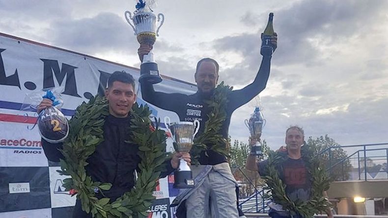 PODIO. Nico Vázquez junto al ganador Galliano y Costello. (FOTO: PRENSA ALMA)..
