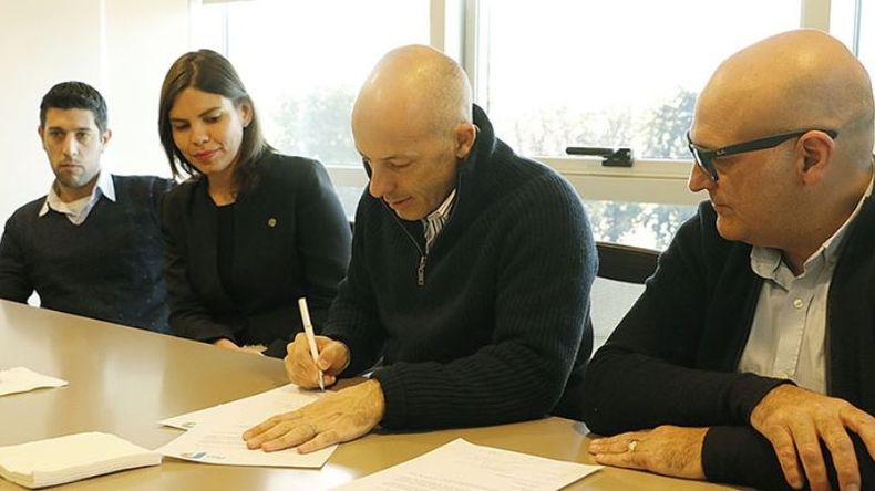 FIRMA. El convenio se selló ayer en una empresa de Manuel Alberti..