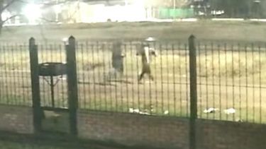 una mujer fue asaltada por dos delincuentes armados que le robaron el celular