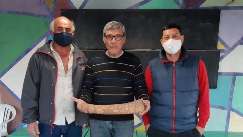 AMIGOS. Néstor Cabrera, Alberto y Ricky Banega, quienes hallaron los restos fósiles, con la cola del gliptodonte..