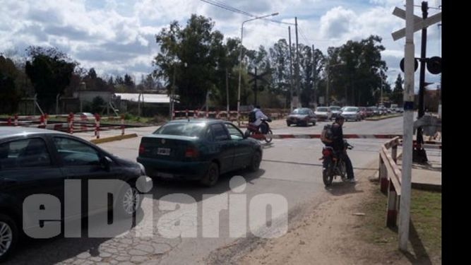 Un motociclista cruza con barreras bajas. Muestra de la imprudencia y el descontrol reinantes en el centro de la localidad..