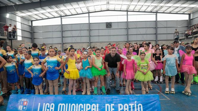 ESCUELA MUNICIPAL. Achával participó del show de la Escuela Municipal con las chicas.