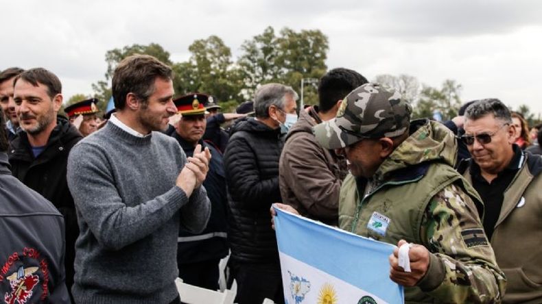HÉROES. El intendente homenajeó a los sobrevivientes del hundimiento. .