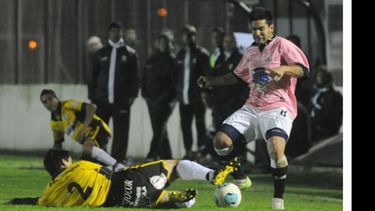 (Heva). Hugo Silva traba fuerte con un jugador de Comu..