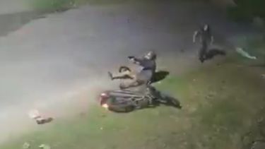 El policía efectúa el primer disparo desde el suelo, mientras el ladrón había comenzado a correr.