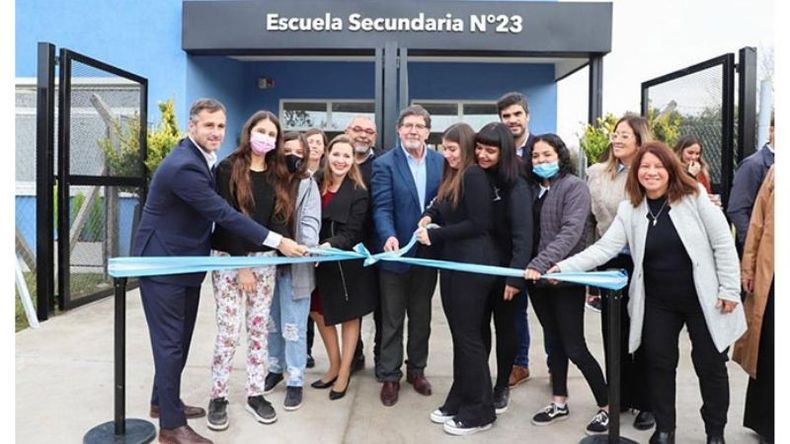 CORTE DE CINTAS. Autoridades y comunidad educativa frente al nuevo edificio..