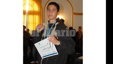 Ezequiel Acevedo muestra la medalla que le otorgó el Municipio..