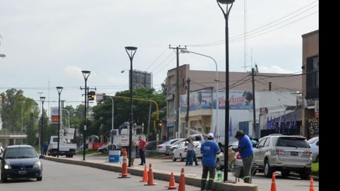 ILUMINADOS. Los nuevos postes de alumbrado en la avenida Tratado del Pilar..