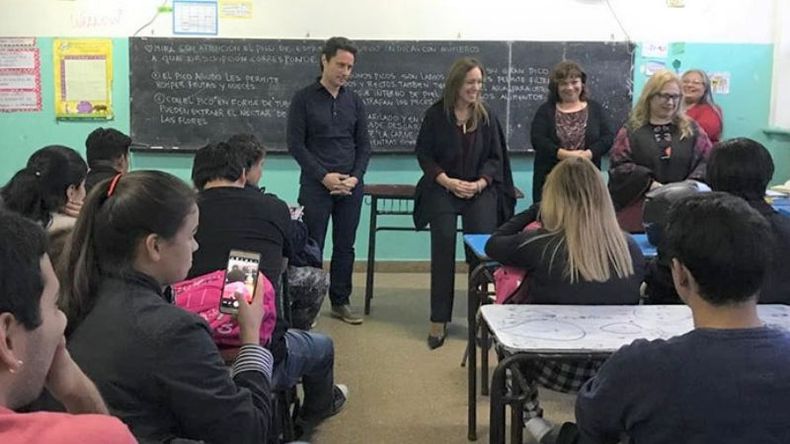 ESCUELA. Vidal y Sánchez Zinny, ayer, en el CENS 451..