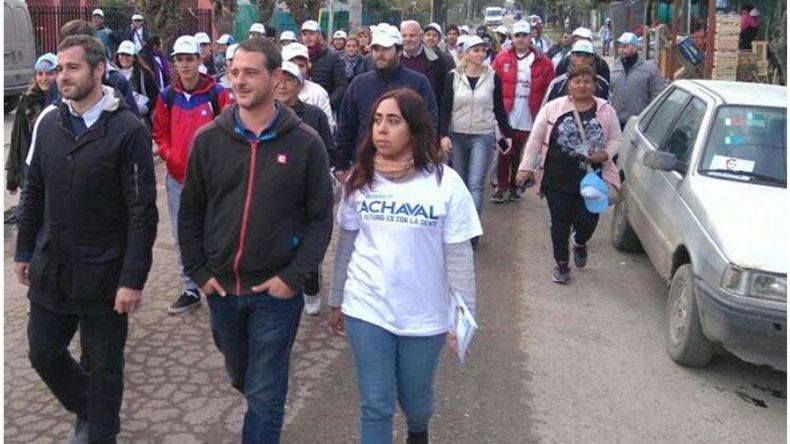 CAMINATA. Achával y Laurent, en una recorrida de campaña..