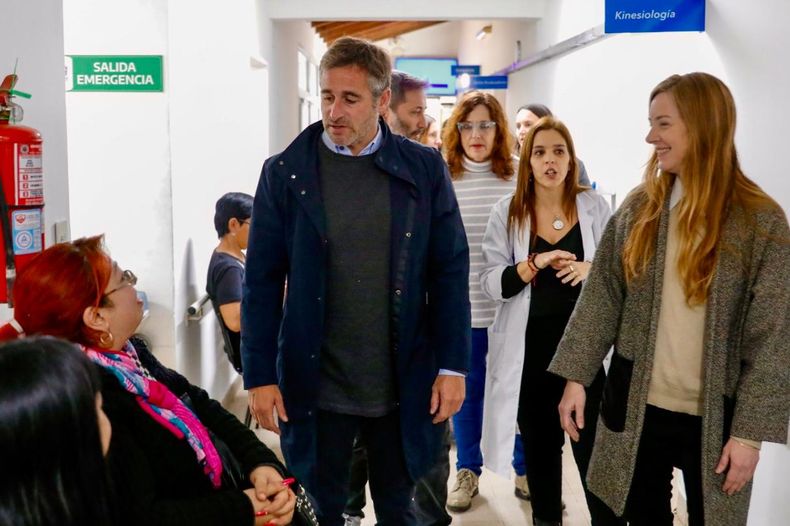 PILARES DE ESPERANZA. El intendente Federico Achával junto a Agustina Vila, recorriendo el Centro de Recuperación donde ya se realizan pruebas de audiometría.