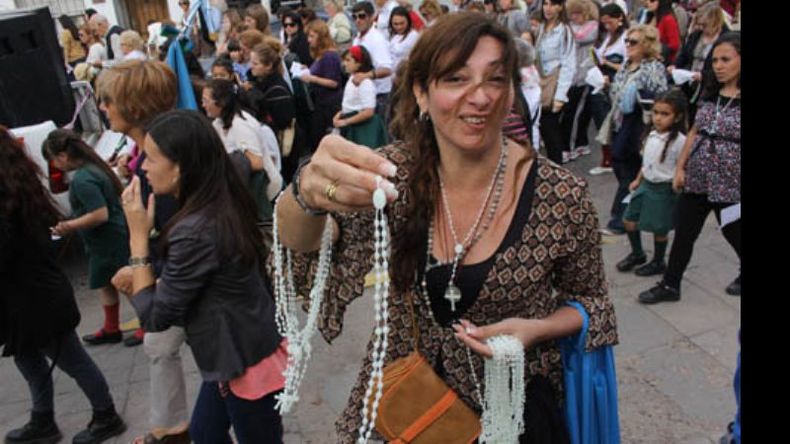 Durante la procesión se repartieron rosarios..
