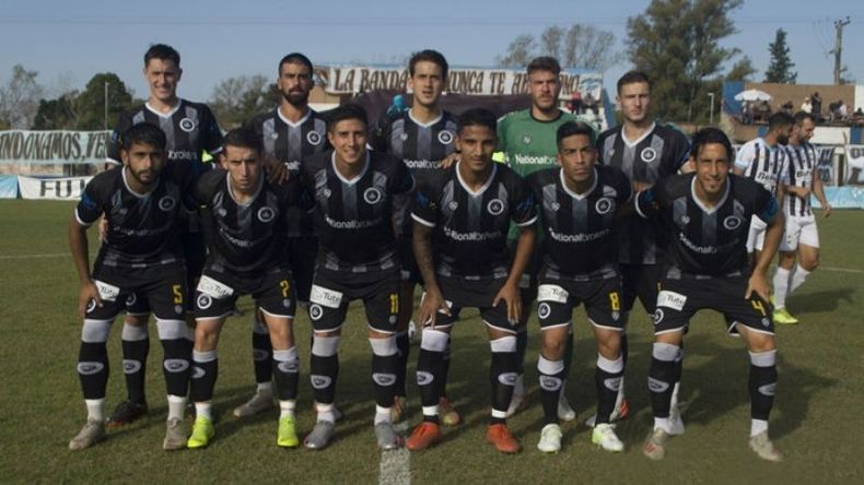 EQUIPO. El once de Real Pilar que jugó el domingo ante Atlas. (Foto Beto Bocchia).